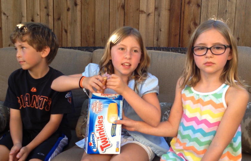 Video Review : Twinkies, The “Cupcake With Frosting On The Inside”